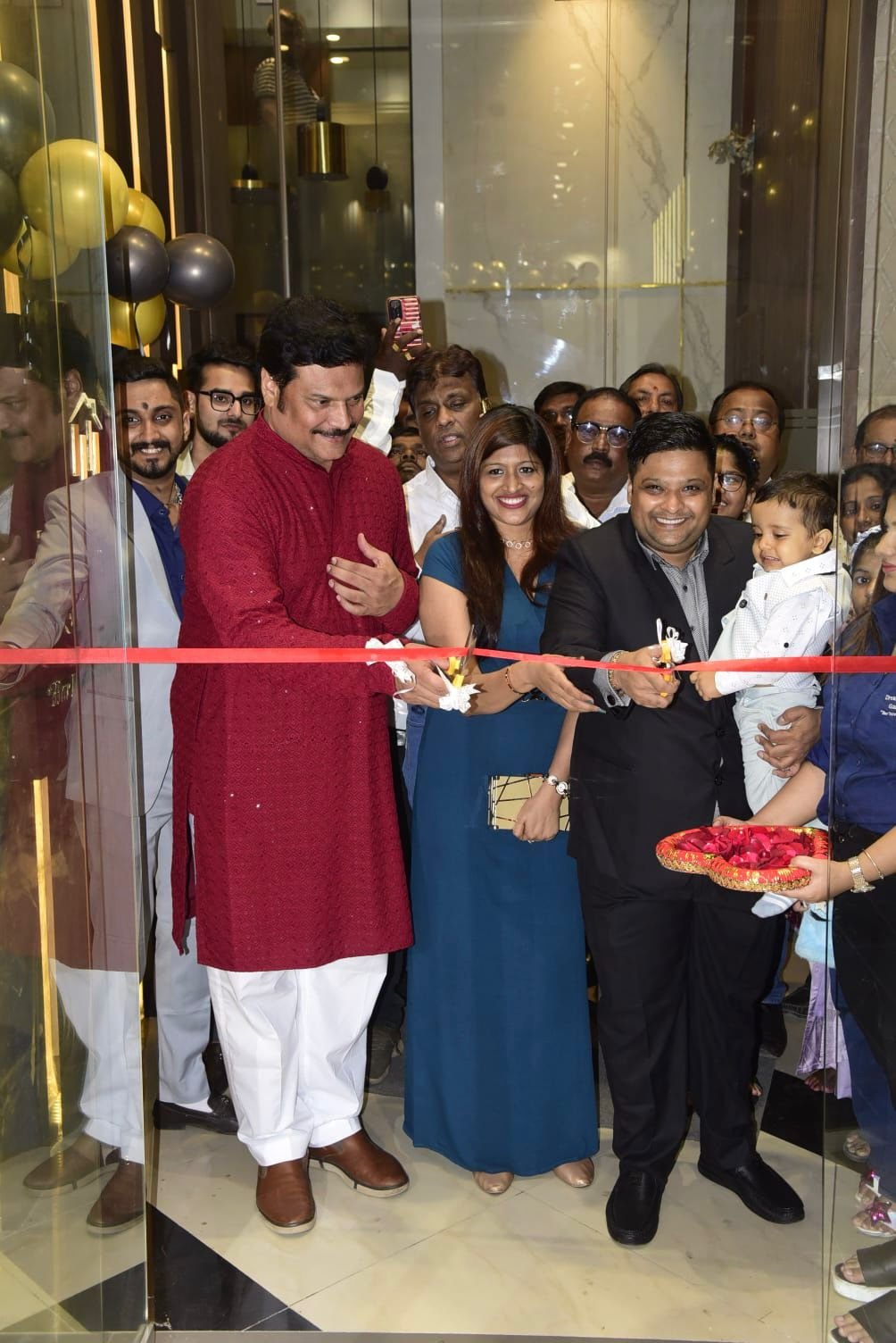 CID Fame Dayanand Shetty Inaugurates The DreamHouse Galleria store at Topsia in the city of Joy, Kolkata