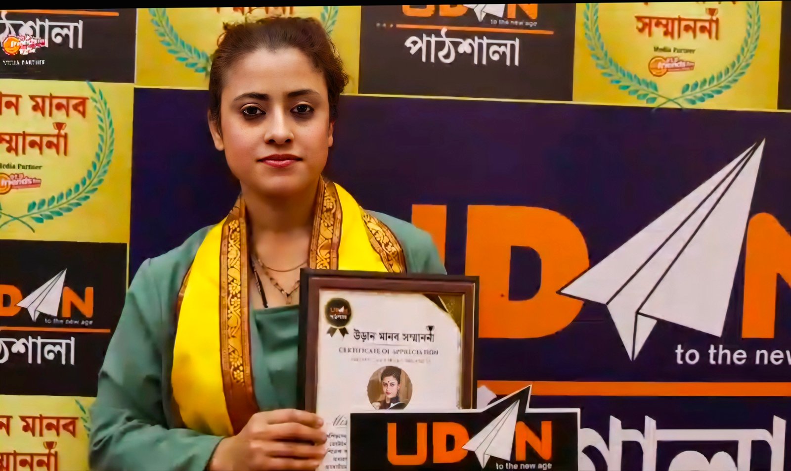 Singer and actress Suparna Kumar received the 'Uran Manav Sammanana' award for social service