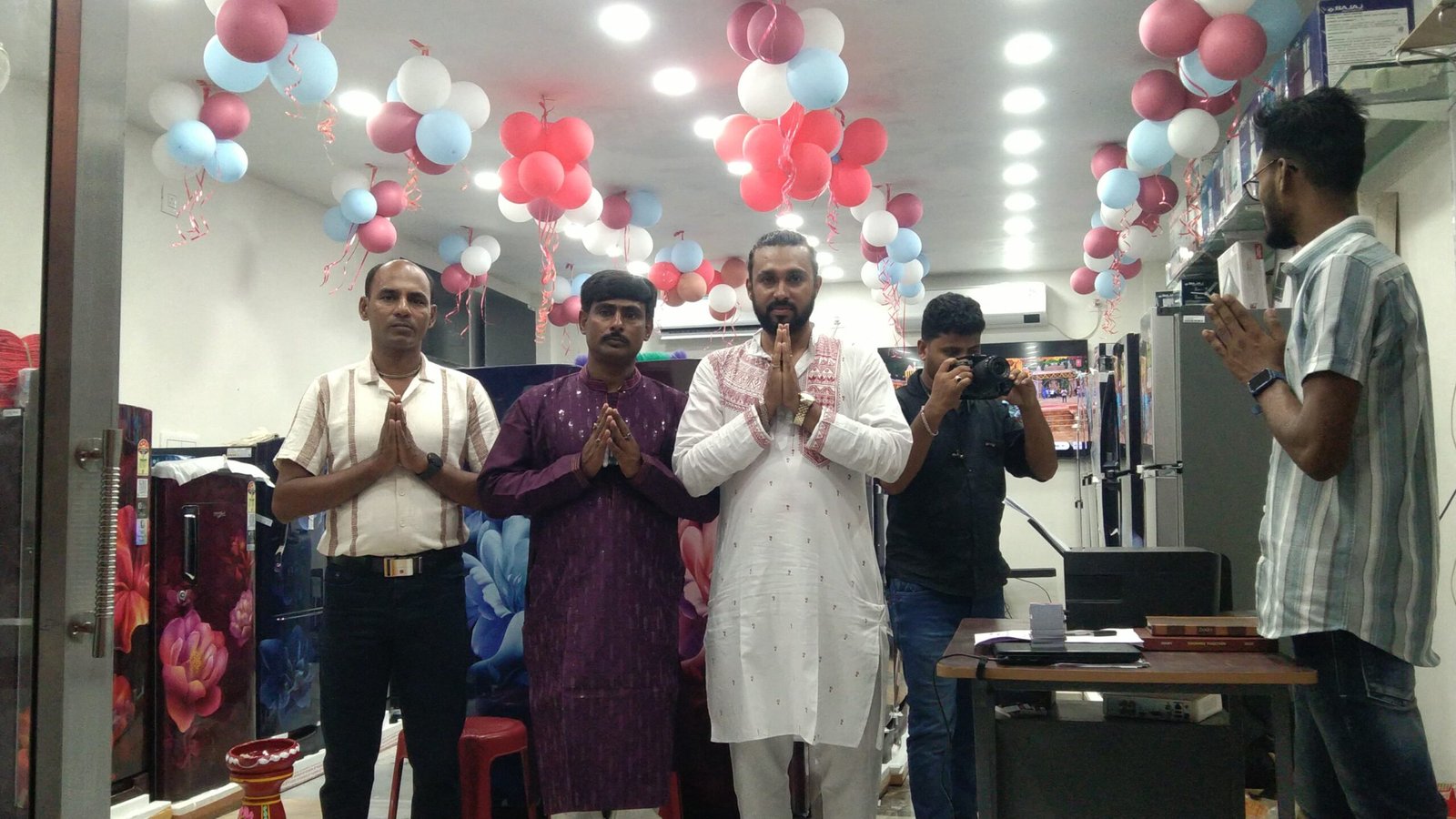 'TRUENOISE TECHNOLOGY LLP', a showroom full of electronic products, has opened in the Sonarpur area