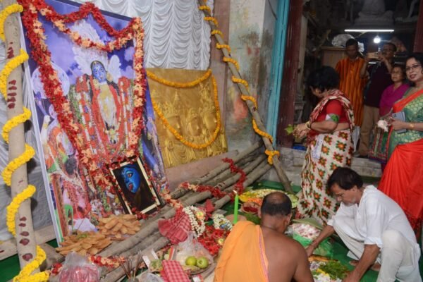 ‘Nabo Yuvak Sangha’ worships the structure of Kali Puja, the Puja famous for ‘Fatakesto’ 'Nabo Yuvak Sangha' worships the structure of Kali Puja, the Puja famous for ‘Fatakesto'