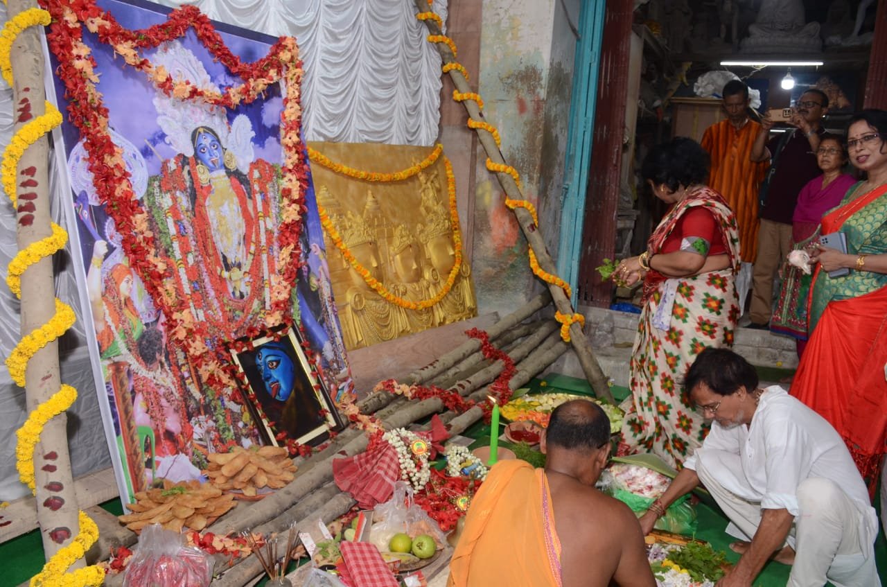 'Nabo Yuvak Sangha' worships the structure of Kali Puja, the Puja famous for ‘Fatakesto'