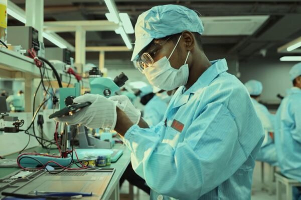 Techflow Unveils High-Capacity Smartphone Refurbishment Facility in India, Championing Sustainability and Retail Empowerment