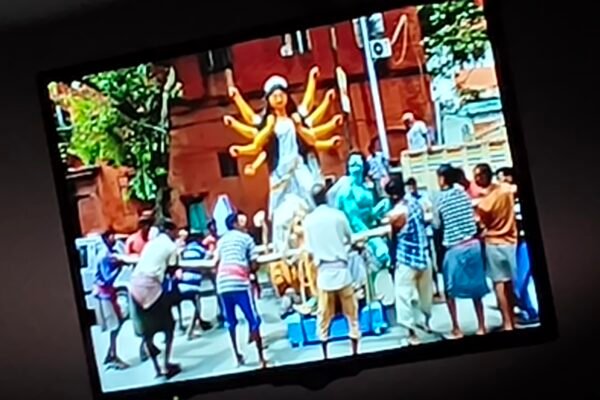 The documentary film ‘Kumortulir Galpo’ was screened at the seminar hall of Birla Planetarium The documentary film ‘Kumortulir Galpo’ was screened at the seminar hall of Birla Planetarium