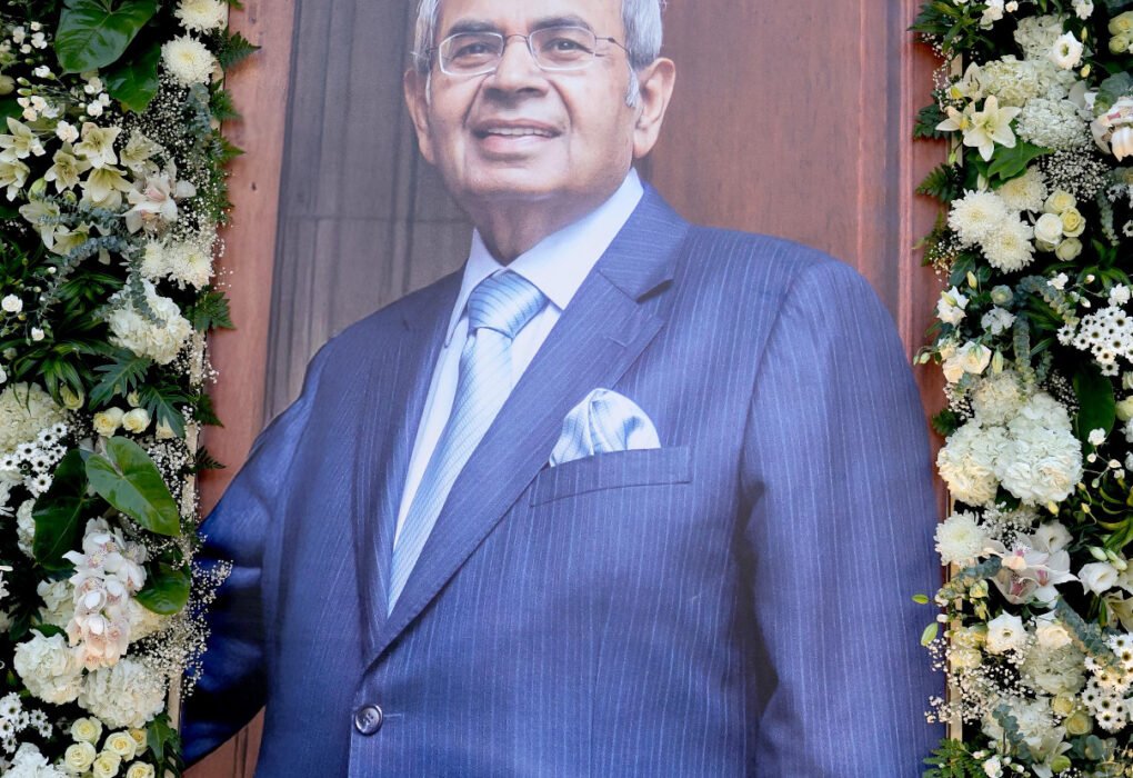The Hinduja Family & Friends Hold a Prayer Meeting for GP Hinduja