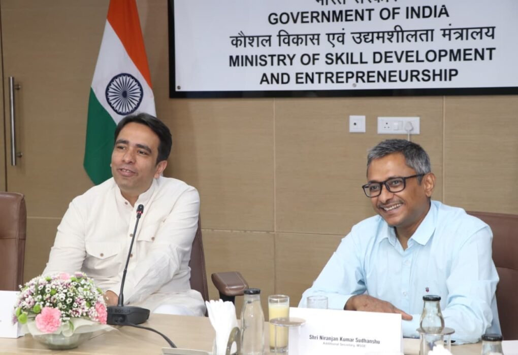 Jayant Chaudhary Sends Off 14 Indian Workers to Mauritius Under India-Mauritius Government-to-Government Mobility Partnership