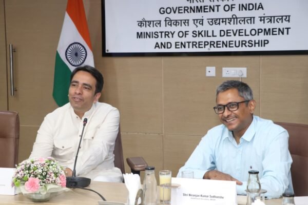 Jayant Chaudhary Sends Off 14 Indian Workers to Mauritius Under India-Mauritius Government-to-Government Mobility Partnership